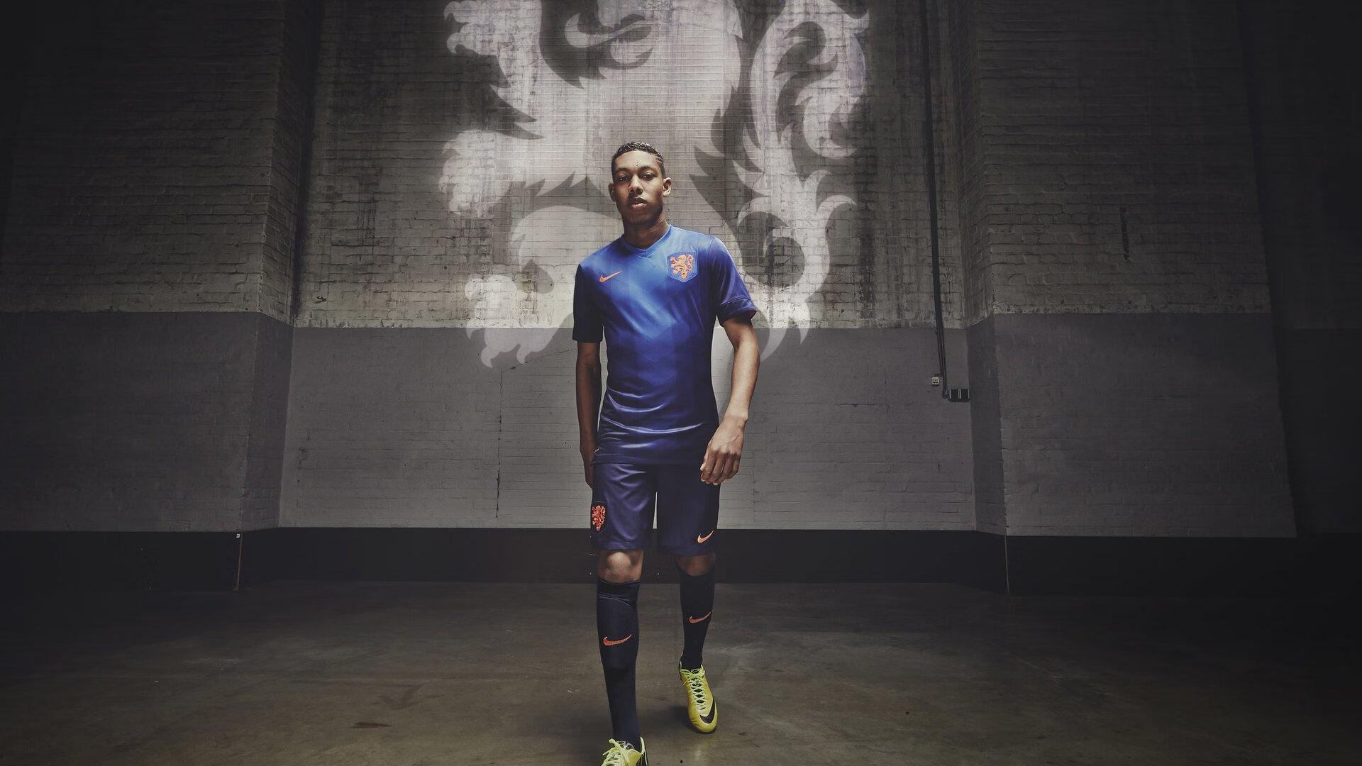 足球门将禁区外手球，这也能看错？VAR技术再陷争议漩涡