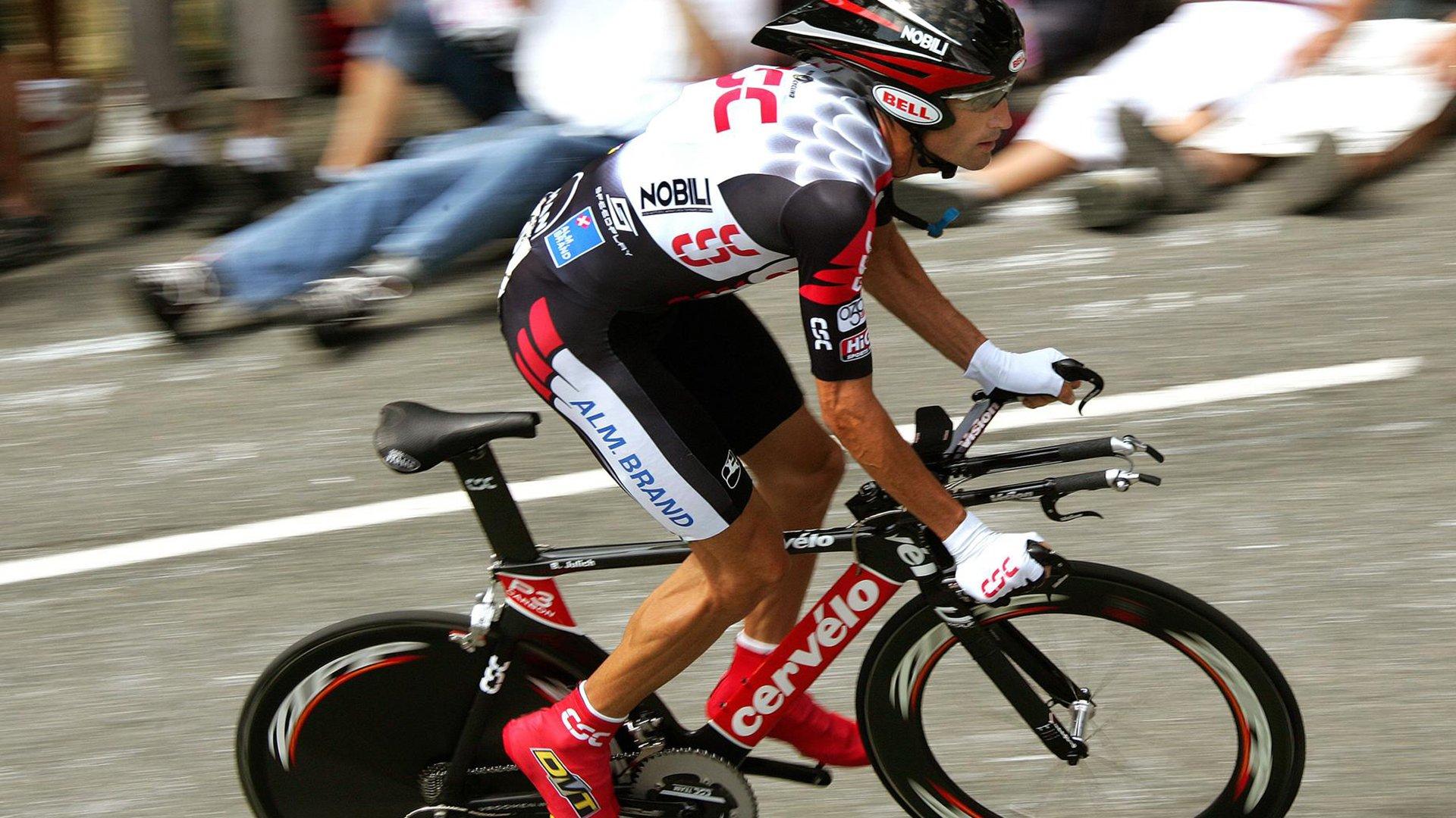 中国短道速滑主帅张晶，直面挑战，在冰面上砥砺前行